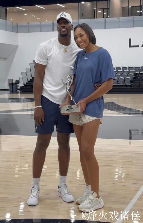 阿德巴约与女友的故事:硬实力碾压,逼得女篮传奇娇嗔认输 阿德巴约与女友的故事:硬实力碾压,逼得女篮传奇娇嗔认输